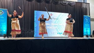 Tau'olunga dancers