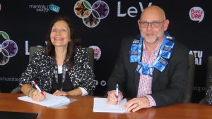 Denise Kingi-'Ulu'ave and Steve Appleton sign the MoU