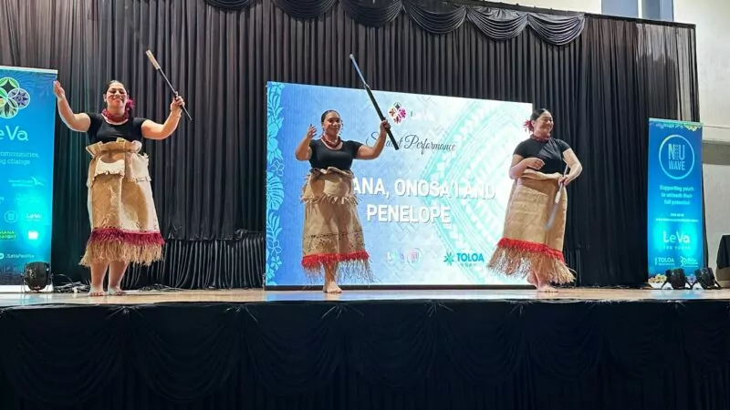 Tau'olunga dancers